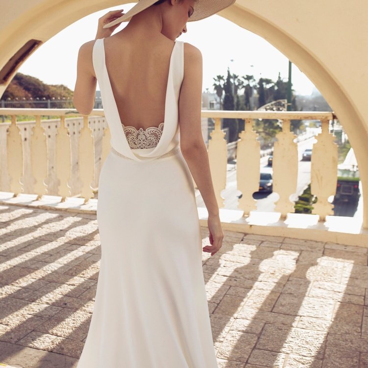 ドレス 衣装 ワンピース ワンピースドレス ウエディングドレス 二次会ドレス 演奏会ドレス ステージドレス マキシ丈 ノースリーブ Vネック 胸元 ウエストマーク バックシャン セミフレア かわいい 大人可愛い きれいめ シンプル 大人 上品 おしゃれ かっこいい こなれ感