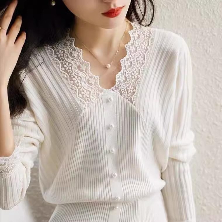 V-Neck - トップス ニット セーター レディース 長袖 Vネック フェミニン レース 透け感 ボタン 切り替えデザイン ドッキング 異素材ミックス ニット かわいい 大人可愛い きれいめ シンプル 上品 おしゃれ かっこいい ガーリー エレガント モダン ラブリー キュート ラグジュアリー