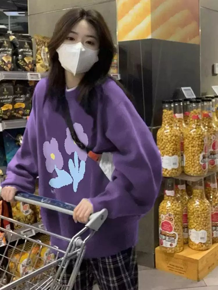 新しい季節を楽しむなら、このレディース トップス トレーナーがおすすめです。かわいいデザインから都会的なスタイルまで幅広く対応し、どんなシーンにもぴったり。長袖で暖かく、着心地も抜群です。通学やデート、お出かけからキャンプや旅行まで、あらゆる場面で活躍します。女子会やコンサート、フェスなどのお出かけも格好良く演出できます。色展開 紫サイズ M Lサイズ(cm)M /着丈 70 /バスト 113 /袖丈 56 /肩幅 56L /着丈 72 /バスト 117 /袖丈 57 /肩幅 58《商品について》※当ショップは海外からのノーブランド商品になります。海外製品のため日本商品に比べ品質が劣る場合がございます。糸のほつれ、多少の汚れやシミ、ファスナーが固い、デザインの若干の違いなどは不良品には該当しませんのでご了承ください。お手持ちのパソコン・スマートフォン・携帯の画面設定の影響により、実物と色味が異なって見える場合がございます。※当店は、お客様からのご注文を確認し、その後メーカーに発注しております。このため、商品の返品や交換はお受けできません。ご理解いただきますようお願い申し上げます。※すべての商品は平置きサイズです。採寸方法の違いにより、多少の誤差が生じる可能性がありますので、予めご了承ください。※海外製品のため、ボタン穴が開いていない場合がございます。その場合、返品対象外となります。。ボタン穴の開け方については、インターネットで検索いただくか、お問い合わせいただければ、ご案内いたします。お気軽にご質問ください。《発送について》お取り寄せ商品のため、ご入金確認後、お届けまでに「10-24日程度」のお時間がかかります。通常よりもお時間がかかってしまう場合もございます。欠品や商品の不具合などにより、商品をお届けすることができず、ご注文をキャンセルさせていただく場合もございますのでご了承ください。※当ショップの商品はお取り寄せ商品につき、入金確認後メーカーへ発注させて頂きます。※メーカーにて在庫切れの場合は、速やかに返金させて頂きます。《返品についての特約に関する事項》ご注文確定後、発注後のキャンセルやサイズなどの内容変更は承っておりません。注文時によくご確認ください商品に欠陥がある場合を除き、基本的には返品や交換には応じません。最後までご覧くださり、ありがとうございました。simp03435