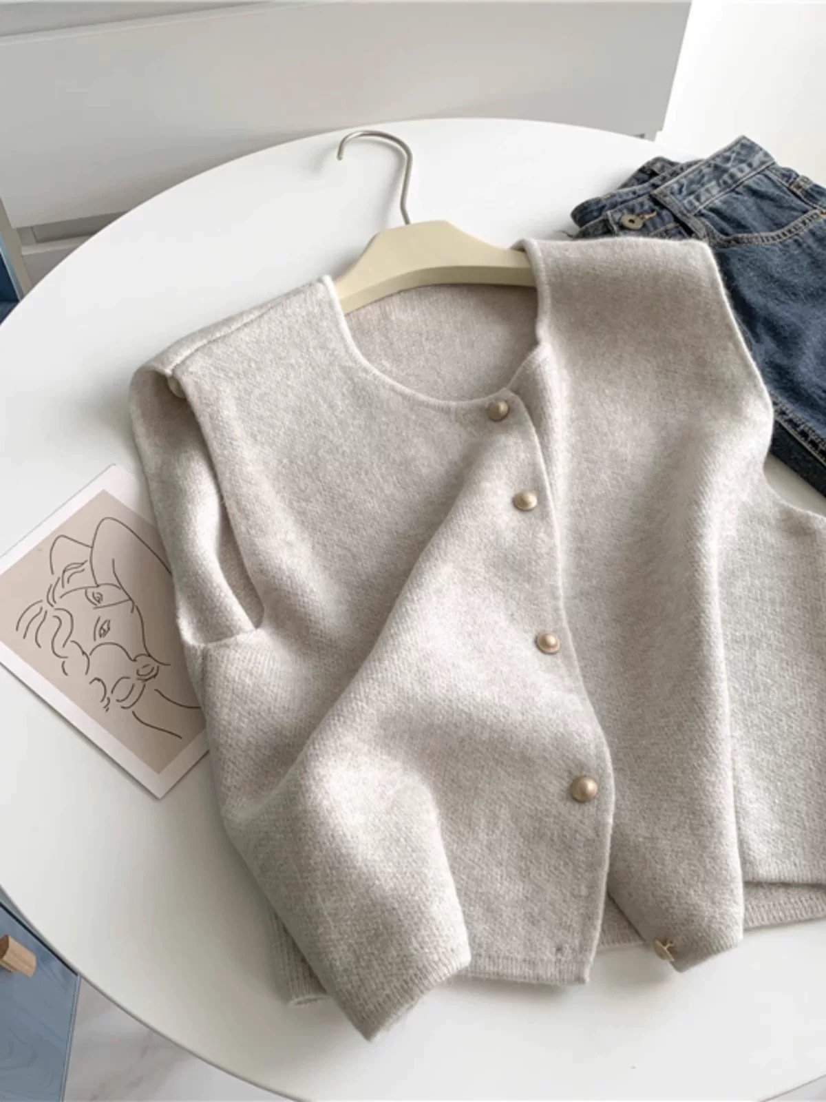 レディース ニット ベスト アウター 袖なし Uネック 襟なし ワイド フェミニン 前開き ボタン ニット ..