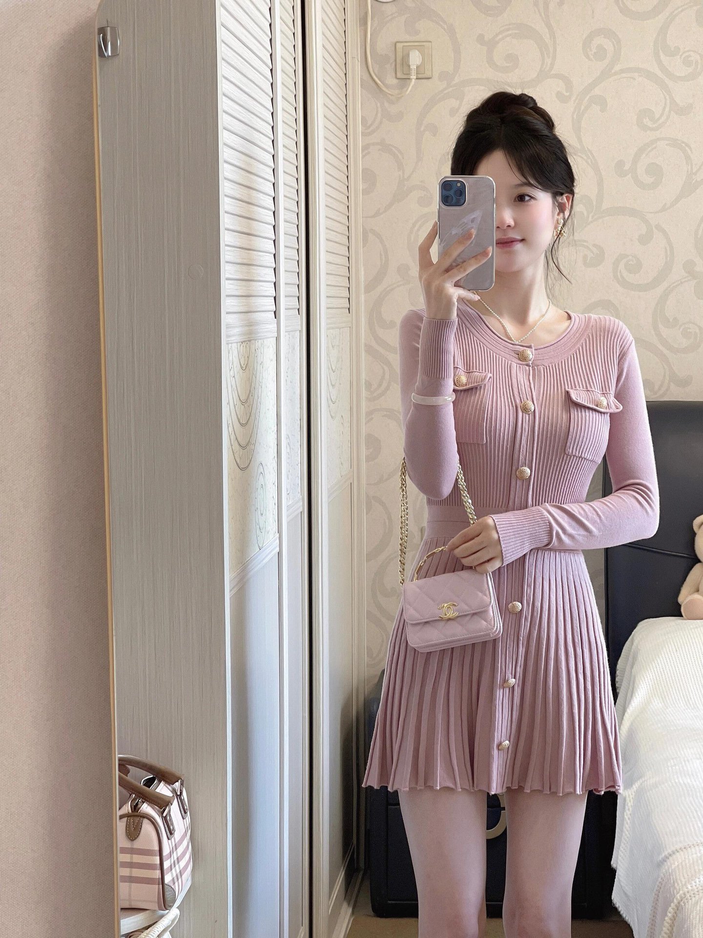 レディース ニットワンピ 膝上 長袖 萌袖 ラウンドネック スリム 細身 Aライン フェミニン プリーツ ボタン かわいい きれいめ 上品 おしゃれ こなれ感 ガーリー 抜け感 無地 秋 冬 デート お出かけ 韓国 美脚 脚長 インスタ映え ピンク