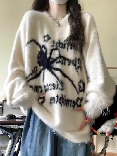 《商品説明》ふわふわした質感で大人可愛い印象を与えるレディースニットセーター！ラウンドネックと大きな蜘蛛のかっこいいデザインが洗練された雰囲気を演出し、春、秋、冬のシーズンでの普段使いにもぴったりのアイテムです。こなれ感溢れるスタイルながら、暖かさと防寒性も兼ね備えています。体型カバー効果もあり、様々なコーディネートで活躍する主役級の一着です！色展開 ホワイトサイズ S M L XL 2XLサイズ(cm)S /着丈 65.9 /バスト 117 /肩幅 57 /袖丈 53.5 /体重 39〜50M /着丈 66 /バスト 121 /肩幅 58 /袖丈 54.5 /体重 50〜55L /着丈 71 /バスト 125 /肩幅 59 /袖丈 55.5 /体重 55〜65XL /着丈 72.5 /バスト 129 /肩幅 60 /袖丈 56.5 /体重 65〜752XL /着丈 74 /バスト 133 /肩幅 61 /袖丈 57.5 /体重 75〜85《商品について》※当ショップは海外からのノーブランド商品になります。海外製品のため日本商品に比べ品質が劣る場合がございます。糸のほつれ、多少の汚れやシミ、ファスナーが固い、デザインの若干の違いなどは不良品には該当しませんのでご了承ください。お手持ちのパソコン・スマートフォン・携帯の画面設定の影響により、実物と色味が異なって見える場合がございます。※当店は、お客様からのご注文を確認し、その後メーカーに発注しております。このため、商品の返品や交換はお受けできません。ご理解いただきますようお願い申し上げます。※すべての商品は平置きサイズです。採寸方法の違いにより、多少の誤差が生じる可能性がありますので、予めご了承ください。※海外製品のため、ボタン穴が開いていない場合がございます。その場合、返品対象外となります。。ボタン穴の開け方については、インターネットで検索いただくか、お問い合わせいただければ、ご案内いたします。お気軽にご質問ください。《発送について》お取り寄せ商品のため、ご入金確認後、お届けまでに「10-24日程度」のお時間がかかります。通常よりもお時間がかかってしまう場合もございます。欠品や商品の不具合などにより、商品をお届けすることができず、ご注文をキャンセルさせていただく場合もございますのでご了承ください。※当ショップの商品はお取り寄せ商品につき、入金確認後メーカーへ発注させて頂きます。※メーカーにて在庫切れの場合は、速やかに返金させて頂きます。《返品についての特約に関する事項》ご注文確定後、発注後のキャンセルやサイズなどの内容変更は承っておりません。注文時によくご確認ください商品に欠陥がある場合を除き、基本的には返品や交換には応じません。最後までご覧くださり、ありがとうございました。simp04511