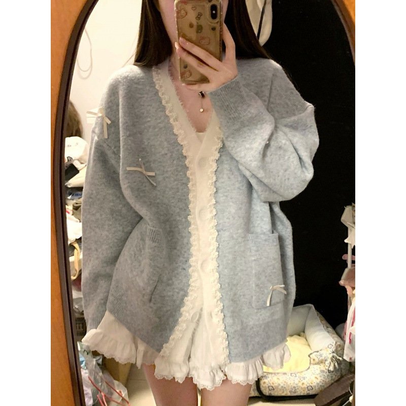大人可愛いを実現する、レディース トップス ニット カーディガンのご紹介です！長袖のデザインとVネックが女性らしさを引き立て、レースとリボンのディテールがガーリーでラブリーな印象を与えます。ゆったりとしたシルエットは、秋冬の通学やデート、お出かけ、女子会など、様々なシーンで活躍する一着です！色展開 ブルーサイズ S M L XL 2XLサイズ(cm)S /体重 0〜47.5M /体重 47.5〜55L /体重 55〜60XL /体重 60〜652XL /体重 65〜75《商品について》※当ショップは海外からのノーブランド商品になります。海外製品のため日本商品に比べ品質が劣る場合がございます。糸のほつれ、多少の汚れやシミ、ファスナーが固い、デザインの若干の違いなどは不良品には該当しませんのでご了承ください。お手持ちのパソコン・スマートフォン・携帯の画面設定の影響により、実物と色味が異なって見える場合がございます。※当店は、お客様からのご注文を確認し、その後メーカーに発注しております。このため、商品の返品や交換はお受けできません。ご理解いただきますようお願い申し上げます。※すべての商品は平置きサイズです。採寸方法の違いにより、多少の誤差が生じる可能性がありますので、予めご了承ください。※海外製品のため、ボタン穴が開いていない場合がございます。その場合、返品対象外となります。。ボタン穴の開け方については、インターネットで検索いただくか、お問い合わせいただければ、ご案内いたします。お気軽にご質問ください。《発送について》お取り寄せ商品のため、ご入金確認後、お届けまでに「10-24日程度」のお時間がかかります。通常よりもお時間がかかってしまう場合もございます。欠品や商品の不具合などにより、商品をお届けすることができず、ご注文をキャンセルさせていただく場合もございますのでご了承ください。※当ショップの商品はお取り寄せ商品につき、入金確認後メーカーへ発注させて頂きます。※メーカーにて在庫切れの場合は、速やかに返金させて頂きます。《返品についての特約に関する事項》ご注文確定後、発注後のキャンセルやサイズなどの内容変更は承っておりません。注文時によくご確認ください商品に欠陥がある場合を除き、基本的には返品や交換には応じません。最後までご覧くださり、ありがとうございました。simp04369