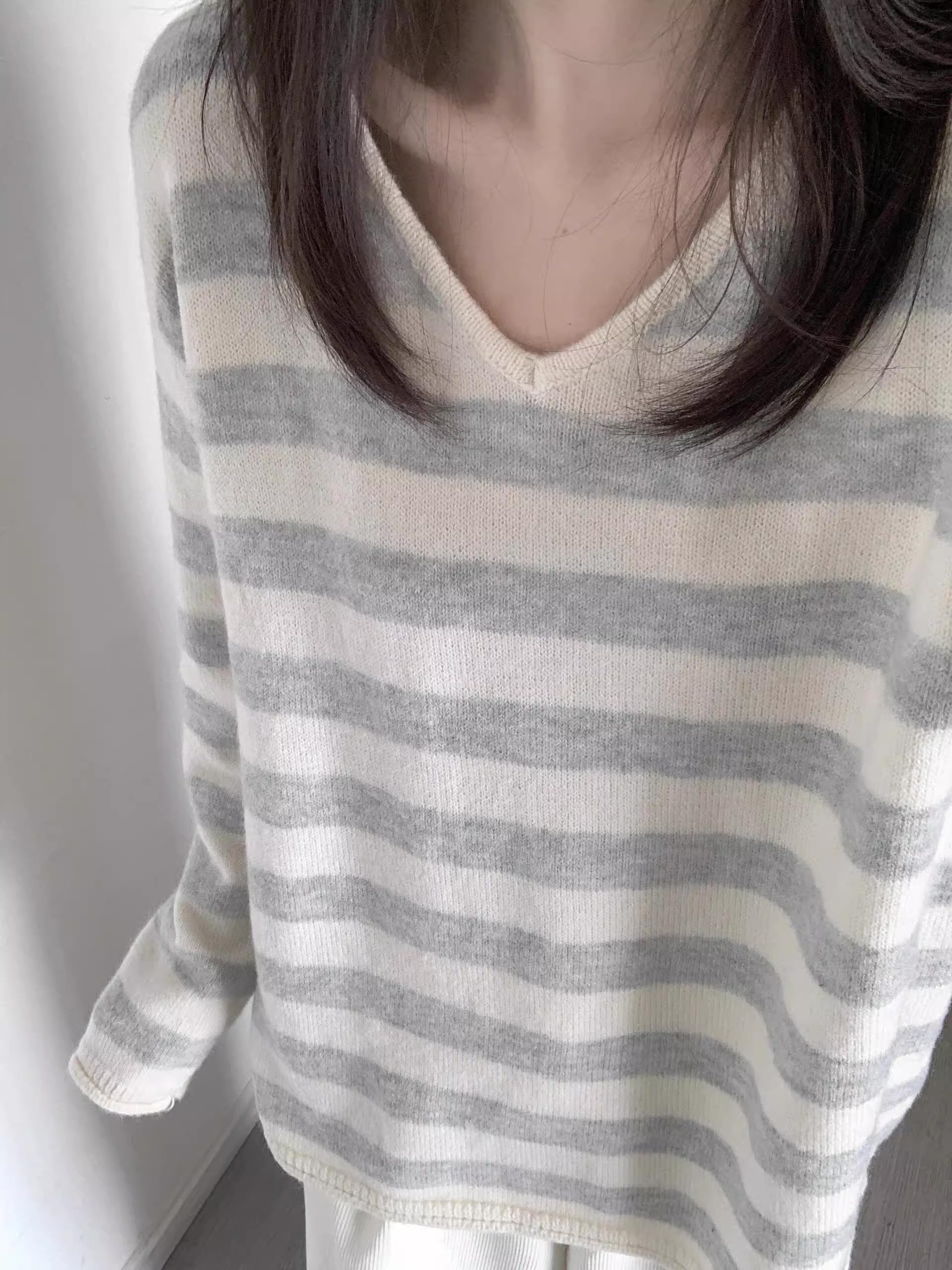 Long-Sleeved Knit - レディース トップス ニット セーター Vネック 薄手 シンプル カジュアル ラフ とろみ感 抜け感 ボーダー 春 秋 お出かけ 休日 重ね着 着回し レイヤード ゆる