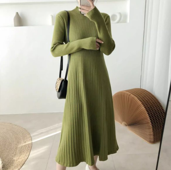 フェミニンで可愛らしいワンピースニットをご紹介します。ミモレ丈の長袖ドレスは、女性らしい上品なシルエットでありながら、フレアなデザインが動くたびに軽やかな印象を与えてくれます。ハイネックタイトなメリハリもあり、スリムなシルエットで細身効果も...