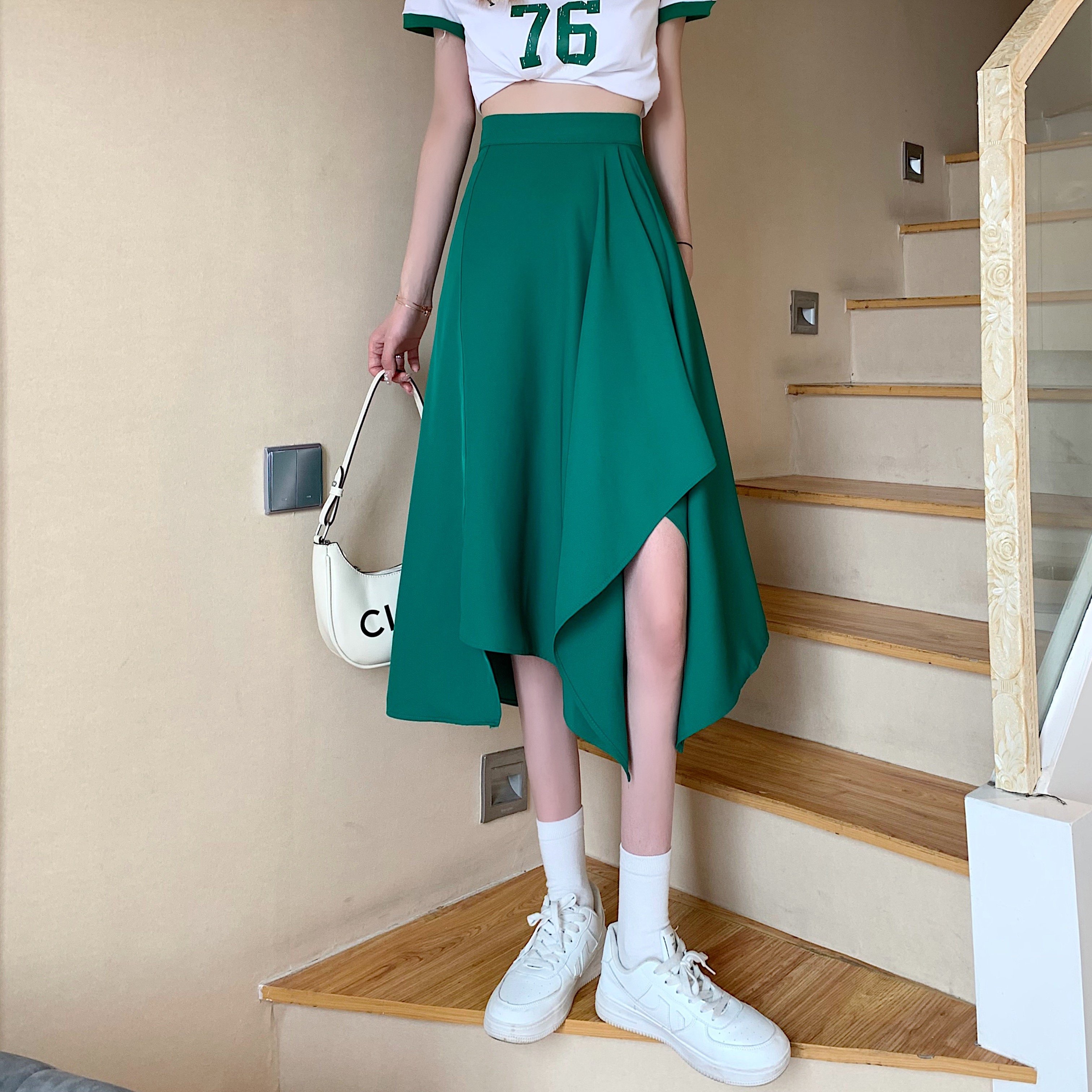 モードなアシメトリーが目を引く、膝下Aラインスカート洗練された女性を演出する、アシメトリーデザインの膝下Aラインスカートです。片側が長く、片側が短いデザインが、歩くたびに揺れ動き、視線を集めます。シンプルながらもモードな雰囲気を醸し出し、大人の女性の魅力を引き出します。身体のラインを拾いすぎないAラインシルエットが、体型カバー効果も期待できます。モノトーンカラーでまとめれば、都会的で洗練された印象に。お友達と色違いで着るのもおすすめです。色展開 黒 グリーンサイズ S M L XLサイズ(cm)S /ウエスト 64 /スカート丈 75M /ウエスト 68 /スカート丈 76L /ウエスト 72 /スカート丈 77XL /ウエスト 76 /スカート丈 78《商品について》※当ショップは海外からのノーブランド商品になります。海外製品のため日本商品に比べ品質が劣る場合がございます。糸のほつれ、多少の汚れやシミ、ファスナーが固い、デザインの若干の違いなどは不良品には該当しませんのでご了承ください。お手持ちのパソコン・スマートフォン・携帯の画面設定の影響により、実物と色味が異なって見える場合がございます。※当店は、お客様からのご注文を確認し、その後メーカーに発注しております。このため、商品の返品や交換はお受けできません。ご理解いただきますようお願い申し上げます。※すべての商品は平置きサイズです。採寸方法の違いにより、多少の誤差が生じる可能性がありますので、予めご了承ください。※海外製品のため、ボタン穴が開いていない場合がございます。その場合、返品対象外となります。。ボタン穴の開け方については、インターネットで検索いただくか、お問い合わせいただければ、ご案内いたします。お気軽にご質問ください。《発送について》お取り寄せ商品のため、ご入金確認後、お届けまでに「10-24日程度」のお時間がかかります。通常よりもお時間がかかってしまう場合もございます。欠品や商品の不具合などにより、商品をお届けすることができず、ご注文をキャンセルさせていただく場合もございますのでご了承ください。※当ショップの商品はお取り寄せ商品につき、入金確認後メーカーへ発注させて頂きます。※メーカーにて在庫切れの場合は、速やかに返金させて頂きます。《返品についての特約に関する事項》ご注文確定後、発注後のキャンセルやサイズなどの内容変更は承っておりません。注文時によくご確認ください商品に欠陥がある場合を除き、基本的には返品や交換には応じません。最後までご覧くださり、ありがとうございました。simp05062