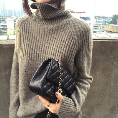 ミディアム丈のタートルネックセーターは、女性らしさと上品さを兼ね備えた一枚です。シンプルなデザインながら、袖口や裾のリブ使いがおしゃれなアクセントになっています。さらっとした肌触りで、着心地も抜群。また、素材には高品質なニットを使用しているため、耐久性もあります。こなれ感を演出するのにぴったりなアイテムです。色展開 ブラウン グレー ダークブラウンサイズ S M L XLサイズ(cm)S /着丈 57〜63 /バスト 90 /袖丈 59M /着丈 58〜64 /バスト 94 /袖丈 60L /着丈 59〜65 /バスト 98 /袖丈 61XL /着丈 60〜66 /バスト 102 /袖丈 62《商品について》※当ショップは海外からのノーブランド商品になります。海外製品のため日本商品に比べ品質が劣る場合がございます。糸のほつれ、多少の汚れやシミ、ファスナーが固い、デザインの若干の違いなどは不良品には該当しませんのでご了承ください。お手持ちのパソコン・スマートフォン・携帯の画面設定の影響により、実物と色味が異なって見える場合がございます。※当店は、お客様からのご注文を確認し、その後メーカーに発注しております。このため、商品の返品や交換はお受けできません。ご理解いただきますようお願い申し上げます。※すべての商品は平置きサイズです。採寸方法の違いにより、多少の誤差が生じる可能性がありますので、予めご了承ください。※海外製品のため、ボタン穴が開いていない場合がございます。その場合、返品対象外となります。。ボタン穴の開け方については、インターネットで検索いただくか、お問い合わせいただければ、ご案内いたします。お気軽にご質問ください。《発送について》お取り寄せ商品のため、ご入金確認後、お届けまでに「10-24日程度」のお時間がかかります。通常よりもお時間がかかってしまう場合もございます。欠品や商品の不具合などにより、商品をお届けすることができず、ご注文をキャンセルさせていただく場合もございますのでご了承ください。※当ショップの商品はお取り寄せ商品につき、入金確認後メーカーへ発注させて頂きます。※メーカーにて在庫切れの場合は、速やかに返金させて頂きます。《返品についての特約に関する事項》ご注文確定後、発注後のキャンセルやサイズなどの内容変更は承っておりません。注文時によくご確認ください商品に欠陥がある場合を除き、基本的には返品や交換には応じません。最後までご覧くださり、ありがとうございました。simp01491