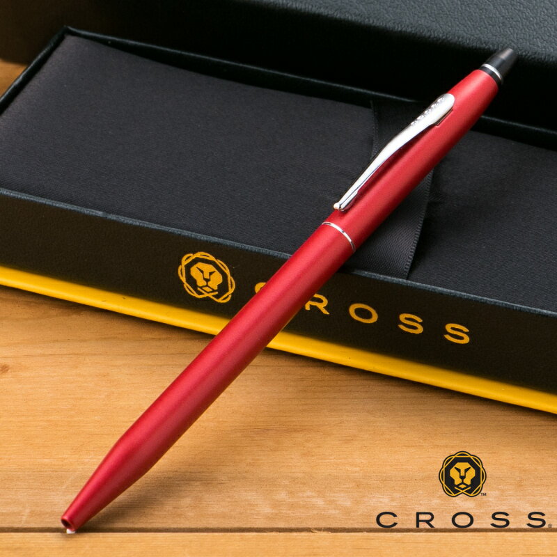 CROSS(クロス）は、1846年創業の米国で最も長い歴史を誇り、創業者の長男、アロンゾ・タウンゼント・クロスは、「繰り出し式ペンシル」やボールペンの原型「スタイログラフィックペン」を発明し、当時の筆記具に革命的な影響を与えました。世界における筆記具メーカーのリーディングカンパニーとして何世代にもわたり愛用されています。近年ではアメリカのオバマ大統領が就任式で使用するなど、各界の著名人にも愛用者の多いアメリカで最も長い歴史を持つ高級ペンブランドです。クロスのベストセラー「クラシック センチュリー」のシルエットを継承したポピュラーなコレクションです。クロス唯一のノック式機構の使い勝手の良いモデルです。細身のボディは、手帳のホルダーに収まるジャストサイズです。【本体仕様】 真鍮＋エポキシ樹脂塗装（パウダーコート）【メカニズム】 ノック式 【サイズ】 全長139mm／最大軸径8mm【重量】 14g ネーム加工文字は、シルバーになります。【710】