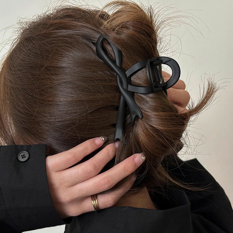 ヘアクリップ 全4色 バンスクリップ リボン風 りぼん ヘアアクセサリー 大きい 大きめ 黒 結婚式 成人式 謝恩会 髪留め ヘッドアクセサリー 髪飾り 上品 ...