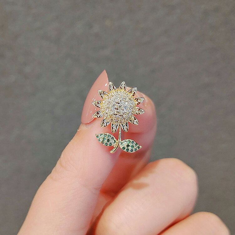 ミニ ブローチ ピン ひまわり 向日葵 フラワー 花 華やか ビジュー キラキラ 小さめ ミニサイズ アクセサリー パーティー お呼ばれ ミセス ママスーツ セレモニースーツ ギフト フォーマル 結婚式 冠婚葬祭 スカーフ留め コサージュの商品画像 2
