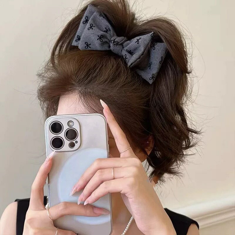 ヘアクリップ 全2色 リボン ヘアアクセサリー 黒 りぼん 謝恩会 髪留め 普段使い 髪飾り 上品 大人カジュアル パーティー お呼ばれ レディース プレゼント...