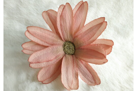 ちりめん染花 コサージュ≪マーガレット オレンジ≫☆シルク100%☆☆本絹の高級感☆コサージュ 敬老の日 母の日 父の日 結婚式 入学式 卒業式フォーマル ヘア...