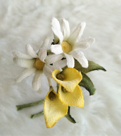 ちりめん染花 コサージュ≪花束のコサージュ マーガレット≫☆シルク100%☆☆本絹の高級感☆コサージュ 敬老の日 母の日 父の日 結婚式 入学式 卒業式フォーマ...