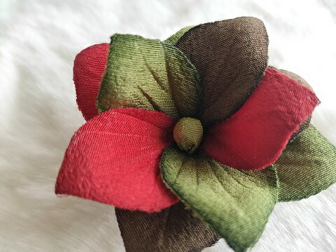 ☆送料無料☆シルク100%☆☆手作りの美しい渋めの染色☆ ちりめん染花 コサージュ ≪アネモネ メリア(小) 赤系≫コサージュ 染花 布の花 造花 プレゼントギ...