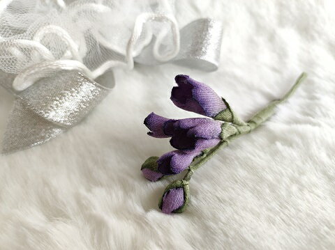 ☆シルク100%☆☆手作りの美しい染色☆ ちりめん染花 コサージュ ≪フリージア 紫≫コサージュ 絹 シルク 染花 布の花 造花 プレゼントギフト 母の日 父の...