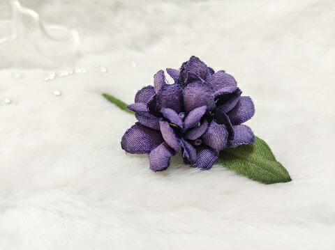 ☆シルク100%☆☆手作りの美しい染色☆ ちりめん染花 コサージュ ≪小さなあじさい 紫≫コサージュ 染花 布の花 造花 プレゼントギフト 母の日 父の日 敬老...
