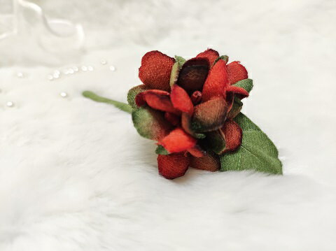 ☆シルク100%☆☆手作りの美しい染色☆ ちりめん染花 コサージュ ≪小さなあじさい オレンジ緑≫コサージュ 染花 布の花 造花 プレゼントギフト 母の日 父の...