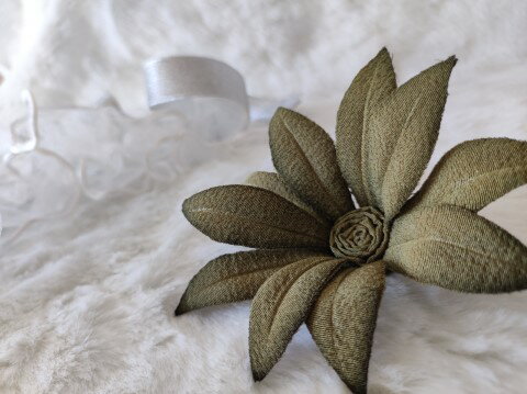 ☆シルク100%☆☆手作りの美しい染色☆ ちりめん染花 コサージュ ≪ひまわり カーキ≫コサージュ 絹 シルク 染花 布の花 造花 プレゼントギフト 母の日 父...