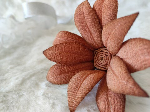 ☆シルク100%☆☆手作りの美しい染色☆ ちりめん染花 コサージュ ≪ひまわり テラコッタ≫コサージュ 絹 シルク 染花 布の花 造花 プレゼントギフト 母の日...
