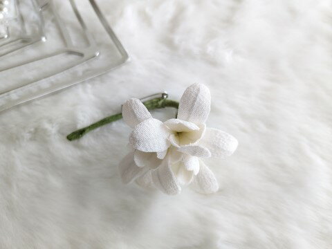 ☆シルク100%☆☆手作りの美しい渋めの染色☆ ちりめん染花 コサージュ ≪スノードロップ3輪≫コサージュ 絹 シルク 染花 布の花 造花 プレゼントギフト 母...