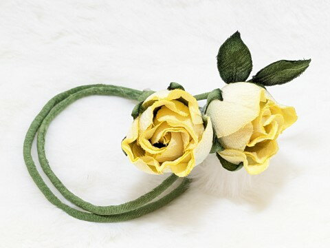 ちりめん染花 コサージュ≪花束のコサージュ バラ二輪 黄≫☆シルク100%☆☆本絹の高級感☆コサージュ 絹シルク 敬老の日 母の日 父の日 結婚式 入学式 卒業...