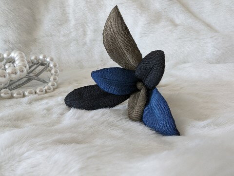 ☆シルク100%☆☆手作りの美しい染色☆ ちりめん染花 コサージュ ≪ゆり メリア 青系≫コサージュ 絹 シルク 染花 布の花 造花 プレゼントギフト 母の日 ...