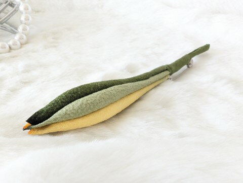 ☆シルク100%☆☆手作りの美しい染色☆ ちりめん染花 コサージュ あしたの蕾(つぼみ) ≪ゆり メリア 緑系≫コサージュ 絹 シルク 染花 布の花 造花 プレ...