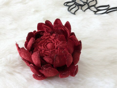 ちりめん染花 コサージュ≪デージー (中) 赤≫☆送料無料☆シルク100%☆☆本絹の高級感☆コサージュ 敬老の日 母の日 父の日 結婚式 入学式 卒業式フォーマ...