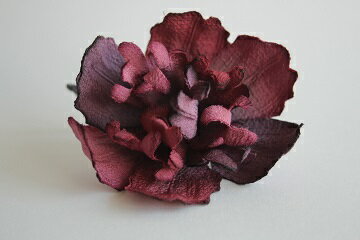 ちりめん染花 コサージュ≪シャクヤク 赤系≫☆送料無料☆シルク100%☆☆本絹の高級感☆コサージュ 絹 敬老の日 母の日 父の日 結婚式 入学式 卒業式フォーマ...