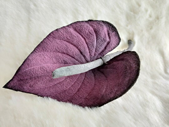 ちりめん染花 コサージュ≪アンスリウム 紫≫☆送料無料☆シルク100%☆☆本絹の高級感☆コサージュ 敬老の日 母の日 父の日 結婚式 入学式 卒業式フォーマル ...