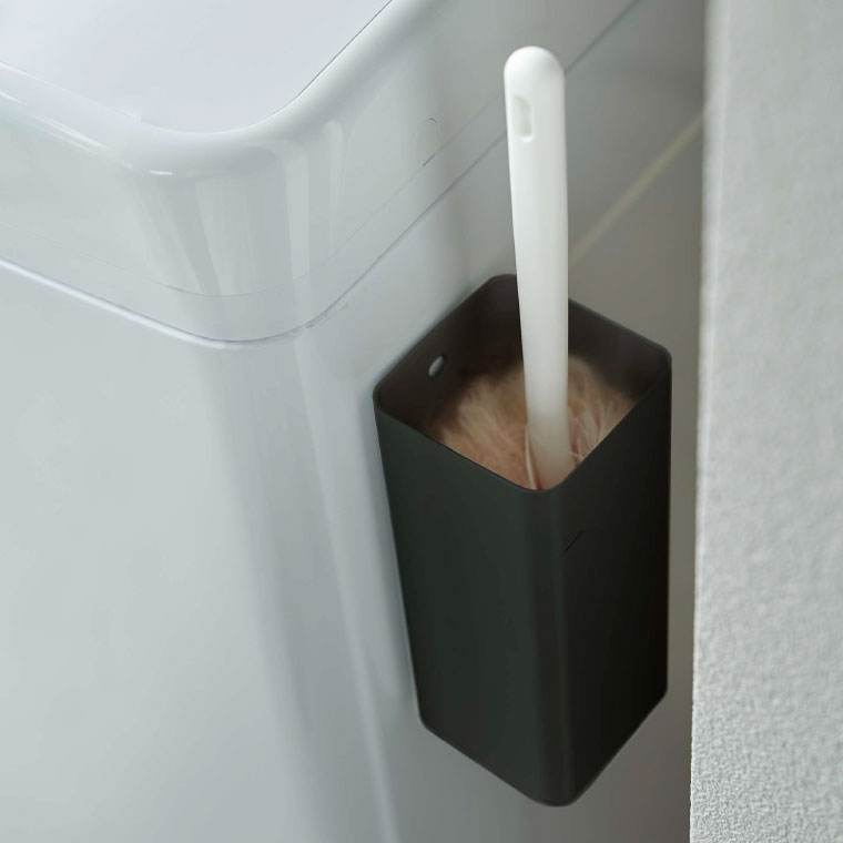 家具のソムリエの【LINEお友達で最大330円クーポン】[ マグネットハンディーワイパーホルダー タワー ] 山崎実業 公式 tower ホワイト/ブラック 5447 5448 / 掃除道具 収納 洗濯機横 冷蔵庫横 タワーシリーズ マグネット｜アングル2