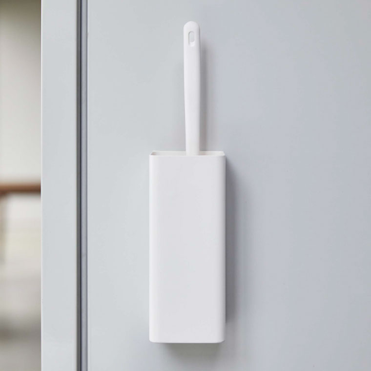 家具のソムリエの【LINEお友達で最大330円クーポン】[ マグネットハンディーワイパーホルダー タワー ] 山崎実業 公式 tower ホワイト/ブラック 5447 5448 / 掃除道具 収納 洗濯機横 冷蔵庫横 タワーシリーズ マグネット｜アングル3