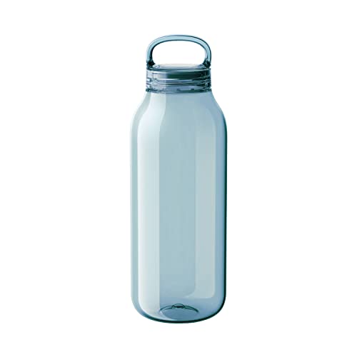 ブルー/950 ml/20144・Color:ブルーSize:950 mlPatternName:01) WATER BOTTLE・パッケージ個数:1・身軽に持てる素材とサイズ。軽量でコンパクト。ガラスのような高い透明度でありながら、傷がつきにくく割れにくい、日常使いに適した素材です。・開け閉めしやすい蓋。蓋は1回転でオープンできるので、いつでも手間取らずに飲み物を飲むことができます。・携帯性に優れたハンドル。蓋の上部には携帯性に優れたハンドル付きで、手にフィットして持ちやすいフォルムです。・程よい大きさの飲み口。飲み心地の良いサイズの開口部。ウォーターサーバーなどからも水が入れやすく、洗いやすい設計です。・分解できるパーツ。シリコーンパーツは簡単に取り外すことができ、内底は丸みを帯びているので汚れが溜まりにくく衛生的です。[容器、蓋] 容量: 950ml / 材質: PCT樹脂 / 耐熱温度: 80℃ [パッキン] 材質: シリコーンゴム / 耐熱温度: 100℃ / 食洗機使用可 / BPAフリー / 中国製 ○本品は飲料用ボトルです ○電子レンジでご使用いただけません ○火のそばに置かないでください ○ご使用後は汚れを早めに落とし、十分に乾燥させて保管してください ○洗浄の際はクレンザーやたわしを使用しないでください ○変形の原因となりますので、食洗機でのご使用に際しては製品に力が加わるような格納は避けて機器の上部に置いてください○乳幼児の手の届く所には置かないでください ○思わぬ怪我や事故の原因になりますので、振り回さないでください ○破損や水漏れの原因になりますので落としたり強い衝撃を与えないでください ○中の液体が吹きこぼれる可能性がございますので、振ったり強い振動を与えないでください ○容器が膨張し破損やけがの原因になりますのでドライアイスは入れないでください ○変形や破損の原因になりますので冷凍庫に入れて使用しないでください ○蓋を閉める際に溢れる可能性がございますので飲料物は入れすぎないようご注意ください ○シリコーンパッキンを正しく装着してご使用ください ○車の中など高温になる所には放置しないでください ○飲料物の腐敗の原因になりますので、中身を入れた状態で長く放置しないでください ○柑橘類の皮に含まれるテルペンにより変質する場合がございますので柑橘類を含む飲料には使用しないでください ○やけどや変形の原因となりますので熱湯は入れないでください ○表面に研磨跡が目立つ場合がございますが、製造時に生じる突起を削り滑らかに仕上げた跡です ○表面に細い線が目立つ場合がございますが、樹脂製品の成形時に生じるもので亀裂ではございません。