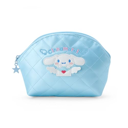 カラー/-/123889・本体サイズ：約幅19.5×奥行5.5×高さ14cm。主な材料・原料：PU、スチール、ポリエステル・ラウンド形の使いやすい形状。水色パールキルト生地。ファスナー式開閉。内側:オープンポケット1。※内側:総柄デザインの部分は、商品によって柄の出方が若干異なります。・(C)2001 2024 SANRIO CO. LTD.(P)商品紹介 大好きなみんなへ、シナモロール お手紙デザインシリーズ。お手紙をうれしそうに持つシナモンがかわいい。中身が見やすく、取り出しやすいラウンド形。 安全警告 小さな部品がありますので誤って飲み込まないように注意してください。