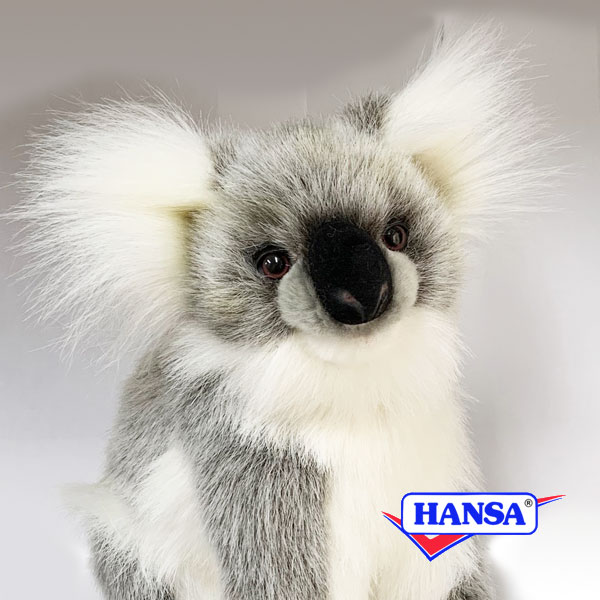 ●hansa社が制作したAUSTRALIANA（オセアニア ）シリーズのコアラのリアルな動物ぬいぐるみです。 HANSA（ハンサ）のヌイグルミは野生動物や海洋生物、恐竜にいたるまでありあらゆる生き物をリアルに再現。 1体1体がリアルな中にも その動物が持つ魅力や愛くるしさを余すことなく表現しています。 子ども達のみならず大人の方のインテリアとしてコレクションの対象となるクオリティを備えています。 約6000種類の縫いぐるみはスミソニアン博物館やニューヨークのFAOシュワルツ、ロンドンのハロッズをはじめ、世界中の動物園や博物館で販売されています。 自然の生き物により近い外観を演出するため、素材には本物のような質感・感触のある難燃性に優れたアクリルファーを使用しております。 ■詳細 サイズ：約W14×H23×D26cm 材質：アクリル繊維対象年齢：6歳以上生産国：フィリピン※手作り品のため掲載のサイズ表記と差異がある場合がございます。 予めご了承下さいますようお願いいたします。