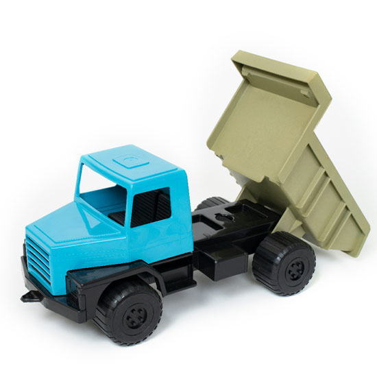 ●ブルーマリン ダンプトラックは、まるで本物のダンプカーのように、荷台を持ち上げたり、砂を入れて運んだりと、想像力豊かに遊べる、リサイクルプラスチック素材で作られたダンプカーのおもちゃの乗り物です。 お砂場やビーチだけでなく、お家のなかで乗りもの遊びも楽しめるトラックのオモチャです。 ごっこあそびで想像の世界が広がります。 【Blue Marineシリーズ】 廃棄されるものや海で回収された漁具（網・ロープ・浮きなど）から製造された「リサイクルプラスチック」素材。 2050年には、海を漂うゴミの量が泳ぐ魚の量を超え、水質汚染・マイクロプラスチック・海洋生物への影響など、様々な問題に関わるといわれています。 回収されるネットは青や緑のものが多く、カラーリングは海や砂、サンゴをイメージしています。 ■詳細 サイズ：29×15×13cm 重さ：約300g 材質：ポリプロピレン 対象年齢：2歳頃～ メーカー：ダントーイ（デンマーク） 原産国：デンマーク 輸入元：ボーネルンド ※リサイクルプラスチックを使用しているため、色むらや個体差がございます。予めご了承下さいますようお願いいたします。　ごっこ遊び お砂遊びで大活躍の環境に優しいダンプトラックのオモチャ