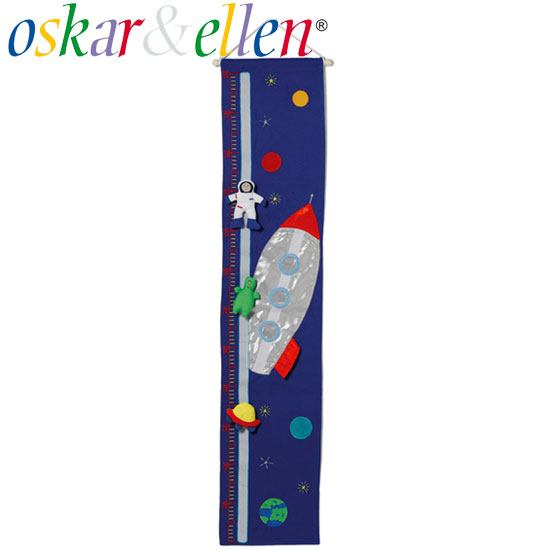 ●オスカーアンドエレン ハイチャートスペースシップ は、宇宙船 ロケットがモチーフのハンドメイド 布製の身長計です。 カラフルな刺繍に加えて、宇宙飛行士や宇宙人、UFOなどの可愛い人形がついた 柔らかい子ども用壁掛け身長計は、子供部屋をより一層可愛らしく演出します。 スペースシップの3つの窓は小さなフォトフレームになっていて、写真を入れることが出来ます。 マスコットはマジックテープで取り外しが出来るので、身長の目印として使用したり、他の場所に貼り替えて 人形遊びを楽しむことが出来ます。 ふかふかとした柔らかい質感で、ぶつけたり落としても、傷付けたりケガをする心配のない、安心・安全な身長計には、吊り下げ用の紐がついているので、簡単に飾ることができます。 30cmから150cmまで計測出来ます。 可愛いメッシュバッグに入っていているので、プレゼントにもオススメです。 40℃の水で手洗いができます。 オスカーアンドエレン社は2000年にストックホルムで創業したファブリックトイメーカーです。 カラフルな布製のおもちゃでごっこ遊びをしながら、子どもの学習力・想像力を刺激する楽しいおもちゃを提供していくというのが、oskar＆ellen社のコンセプトです。 スウェーデンにて企画デザインされ、縫製はフェアトレードにてフィリピンの厳選されたソーイングスタジオで、ハンドメイドにて作られています。 ■詳細 サイズ：約30×123cm パケージサイズ：約33×33cm 素材：本体/コットン35％・ポリエステル65％、木、メッシュバッグ/メッシュ部分ポリエルテル・ヒモ部分コットン メーカー：オスカー＆エレン社（スウェーデン） 生産国：フィリピン 輸入元：ナチュラルグローブ株式会社 ※マスコットや刺繍などの色、仕様が画像と異なる場合がございます