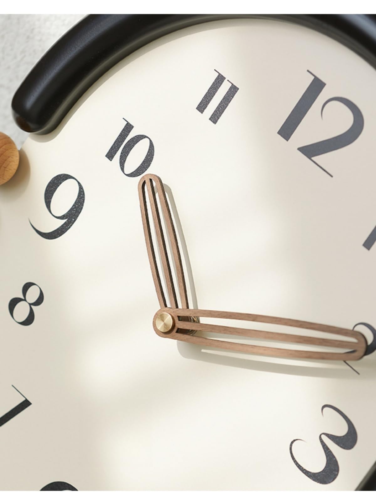 クリーム風 シンプル 壁掛け時計 木製 薄型のデザイン 静音 連続秒針 居間 寝室 書斎 室内装飾 お祭り お部屋 癒し 簡単取り付け レトロ 北欧 モダン インテリア リビング オフィス ブラウン ブラック プレゼント ギフト 贈り物 送料無料 [2]