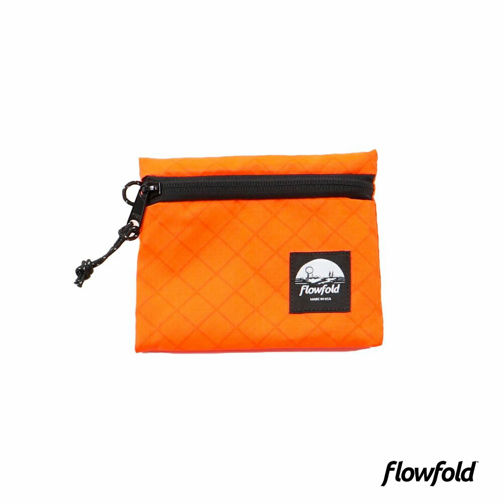 ブランド 【Flowfold】フローフォールド 商品名 Voyager-Zipper Pouch-Smallヴォイジャー - ジッパーポーチ - S カラー展開 ・Bright Orange 素材 ポリエステル100%(EcoPak) ブランド概略 2010年、アメリカ・メイン州で誕生。創業者の1人であるCharles Friedman氏は、働いていたメイン州の製帆場のゴミ箱からレース用のヨットの帆布の切れ端を取り出し、その切れ端で自ら財布を作成。捨てられるはずだった帆布がスリムで軽くとても丈夫なウォレットに生まれ変わり、こうしてFlowfoldの最初のプロダクトが誕生。『ミニマリズム、高品質、耐久性』3つの基本原則にこだわり続け、すべてのプロダクトをアメリカで製造。 (da21)カテゴリ：アウトドア アウトドアブランド アウトドアショップ ファッション ブランド トレンド アクティビティ サイクリング トレイルラン ハイキング トレッキング ランニング 登山 釣り フィッシング スポーツ イベント フェス キャンプ グランピング BBQ 旅行 トラベル ギフト プレゼント ラッピングFEATURE ■小型サイズのジッパー開閉式ポーチ。鍵、現金、カード、カトラリー、イヤホンなど、日常使いの小物類の整理に最適。◆丈夫なコーナーギアループ◆YKKジッパー◆丈夫で軽量な耐水性ファブリック◆リサイクル素材「EcoPak」を使用 SIZE CHART FREE：高さ13cm / 幅15.5cm / 重量26g メーカー公式サイズです。お手持ちのアイテムと比較してお選びください。 その他ご不明点は「買い物かごに入れる」ボタンの 下にある「商品についての問合わせ」ボタンより お気軽にお問い合せください。 ■商品ご注文の前に必ずお読みください■ 実店舗と在庫を共有しております為、 在庫状況はリアルタイムでない場合がございます。完売の場合はご了承ください。ブラウザやお使いのモニター環境により、掲載画像と実際の商品の色味が若干異なる場合がございます。 ご不明なこと等ございましたらご質問ください。