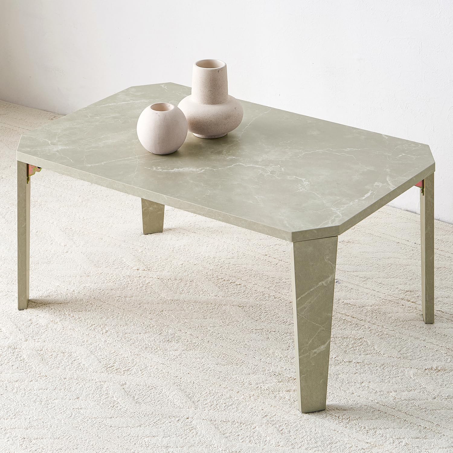 【商品サイズ(約)】幅75×奥行50×高さ32cm(折りたたみ時の厚み：7cm) 【工具不要の完成品】：折りたたみ式の脚部を開くだけですぐに使える完成品。梱包を開いてそのまま設置できます。 【幅75×奥行50のコンパクトサイズ】：省スぺースながらパソコンを置いての作業もしやすいサイズ感。勉強用・食卓・テレワークなど、マルチに役立ちます。 【折りたたみ式で収納しやすい】：折りたたみ時の厚みは(約)7cm。ソファの下や家具の隙間などに収納できて省スペース。 【材質】プリント紙化粧繊維板（メラミン樹脂塗装）商品情報 詳細情報 色 &lrm;マーブルグレージュ 【大理石調】 サイズ &lrm;幅75×奥行50 付属品 &lrm;組立ガイド 素材 &lrm;合成樹脂化粧繊維板(メラミン樹脂) 商品重量 &lrm;5.8 キログラム 家庭洗い &lrm;乾拭き 製品サイズ &lrm;50 x 75 x 32 cm; 5.8 kg 梱包重量 &lrm;7.05 キログラム 電池使用 &lrm;いいえ【商品サイズ(約)】幅75×奥行50×高さ32cm(折りたたみ時の厚み：7cm) 【工具不要の完成品】：折りたたみ式の脚部を開くだけですぐに使える完成品。梱包を開いてそのまま設置できます。 【幅75×奥行50のコンパクトサイズ】：省スぺースながらパソコンを置いての作業もしやすいサイズ感。勉強用・食卓・テレワークなど、マルチに役立ちます。 【折りたたみ式で収納しやすい】：折りたたみ時の厚みは(約)7cm。ソファの下や家具の隙間などに収納できて省スペース。 【材質】プリント紙化粧繊維板（メラミン樹脂塗装）商品情報 詳細情報 色 &lrm;マーブルグレージュ 【大理石調】 サイズ &lrm;幅75×奥行50 付属品 &lrm;組立ガイド 素材 &lrm;合成樹脂化粧繊維板(メラミン樹脂) 商品重量 &lrm;5.8 キログラム 家庭洗い &lrm;乾拭き 製品サイズ &lrm;50 x 75 x 32 cm; 5.8 kg 梱包重量 &lrm;7.05 キログラム 電池使用 &lrm;いいえ