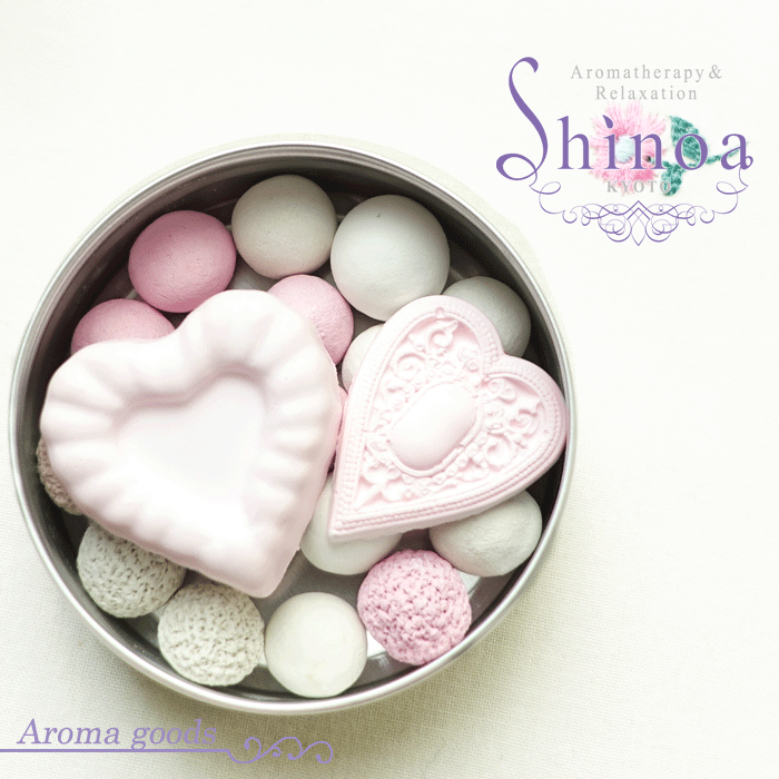 京都のアロマテラピーサロン Shinoa シノアの アロマグッズ ツイン ハート の アロマストーン 白 ピンク かわいい ホワイト 缶入りビーズ ビーズ アロマプレート