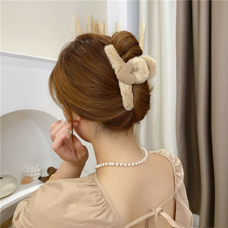 Rakuten - フェイクファーハートトップバンスクリップ　　ヘアクリップ　ふわふわ　ガーリー　キュート　パーティ　アップ　髪留め ヘアアレンジ シンプル　ハーフアップ　 プチプラ 　ヘアアクセ　前髪留め　髪飾り　秋冬
