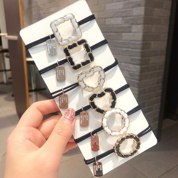 Rakuten - チェーンデザインフレームチャームヘアゴム3タイプ＆2カラー　送料無料　ヘアアレンジ　プレゼント　ハーフアップ　まとめ髪　軽い　可愛い 大人っぽい レディース ヘアアクセサリー かわいい おしゃれ プレゼント　30代　40代　50代