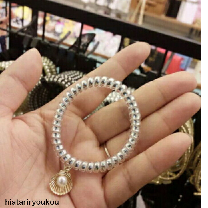 Rakuten - シーデザインパール付きメタリックスプリングヘアゴム　送料無料　ヘアアレンジ　海　貝　 かわいい　大人っぽい レディース ヘアアクセサリー ソーシャルギフト　ヘアアレンジ　おしゃれ プレゼント　ブレスレット　プチプラ　ポイント消化