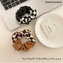 フェイクレザーフラッグチェックシュシュ ヘアアクセ ビッグ 大きめ まとめ髪 ポニーテール トレンド シンプル 結婚式 パーティー フォーマル 二次会 可愛い 大人 レディース 女性 30代 40代 50代 ポイント消化