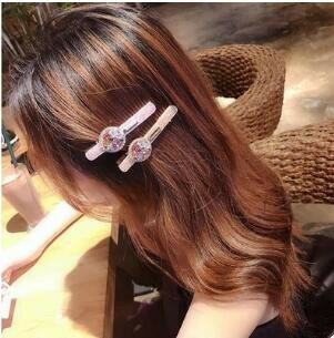 フェイクストーンとラインストーンぎっしりのかんざし風ラグジュアリーゴールドプレート付きクリップ　前髪留め　髪飾り　30代　40代　50代　送料無料　ヘアクリップ　ヘアアクセ　プレゼント　ヘアアレンジ　プレゼント　パーティのサムネイル