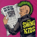 ARTIST THE SWING KIDS TITLE The Kids Are Back In Town 1 THE KIDS ARE BACK IN TOWN 2 IT'S A SMALL WORLD 3 DREAMY 4 PARTY IS OVER 5 G.L.C. 6 THE ENDLESS SUMMER 7 JASON LEE 新メンバーが加入した新生THE SWING KIDS新作ミニ・アルバムがリリース！！ アメリカンPOPS、オールディーズ、メロディック・パンク、スカ、パンカビリーなど様々な音を吸収、融合した、唯一無二の「THE SWING KIDSオリジナル・サウンド」の新たなる第2章がここにある。今回は2016年にSPLIT SINGLEをリリースしたLEARNERSの松田&quot;CHABE&quot;岳二が3曲に渡り、様々な楽器でゲスト参加、そしてCRACKSのUMA(ギター)も1曲ゲスト参加、また70年代イギリス・パンクMENACEの超名曲「G.L.C.」のカヴァーも収録。ジャケット・アートワークは前作「FIELD of DREAMS」と同じく、DESCENDENTS、ALLの作品も手掛けるCHRIS SHARYが書き下ろし！！様々な音模様が染み込まれ、より洗練された新たなるTHE SWING KIDSが垣間見える渾身の全7曲、注目作品！！