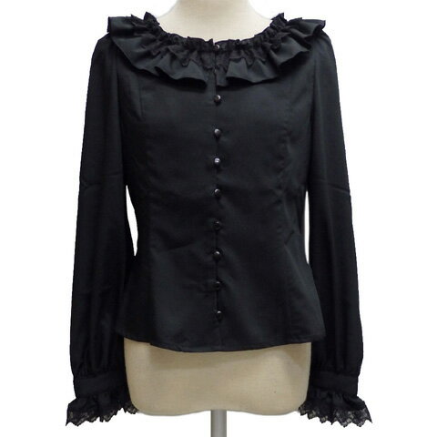 襟ぐりと袖口のフリルが可愛らしい●"Cosette"（コゼット）●シリーズのブラウス♪ 控えめな開きのラウンドネックが上品な印象です☆ フリルには小ぶりなレースを重ねこだわりを感じさせる仕上がり★ COLOR BLACK なるべく実物に近い色合いで 画像を載せておりますが、 お使いのモニター等により 若干実物と異なる場合がございます。 あらかじめご了承のほどよろしくお願いいたします。 SIZE 肩幅 身幅 着丈 袖丈 Lady's M 32cm 45cm 50cm 61cm ※ 多少誤差がある場合がございます。 サイズはあくまでも目安としてお考えください。 DETAIL 表地： レーヨン 48％ ポリエステル 48％ ポリウレタン 4％ レース： ポリエステル 100％ こちらの商品に関するお問合わせ　CLICK サイズの詳しい測り方はコチラ 売り切れの表示の物でも、すぐにご用意できるもの、後日入荷するもの、または完売の物がありますので、お気軽にお問合わせください。