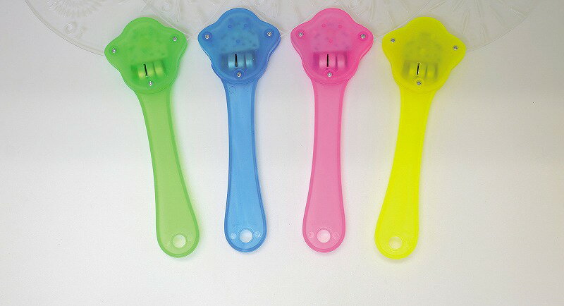 記念品・粗品・ノベルティの専門店の＼イベント 縁日 催物 抽選会　おもちゃ・パーティグッズ/【光るうちわ花火】 ” 店舗や施設での簡易イベント企画に役立つ、縁日・お祭りセットなどに ”/” 広告宣伝・集客・認知度アップ向けの低単価・安い粗品・ばらまき配布品など集めました。”｜アングル2