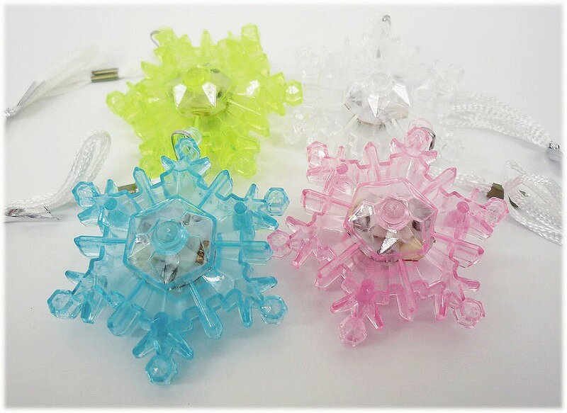 記念品・粗品・ノベルティの専門店の＼イベント 縁日 催物 抽選会　おもちゃ・パーティグッズ/【フラッシュクリスタルスノーペンダント】 ” 子供・幼児・低学年・小学生に楽しんでもらうイベント集客に ”/” 家族・ファミリー層に人気の商品を集めました。”｜アングル2